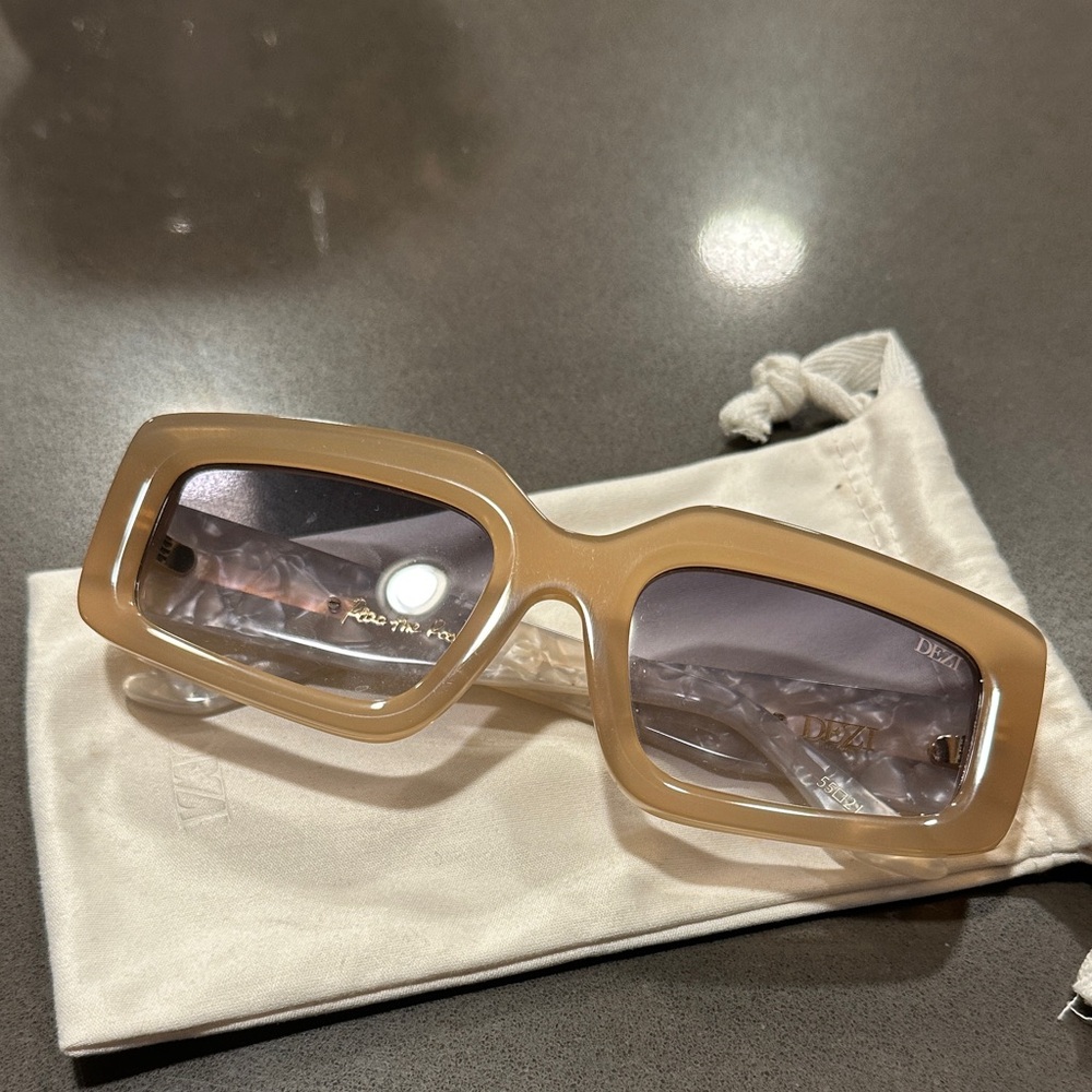 DEZI Read the Room sunglasses